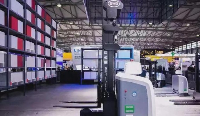 AGV作為數(shù)據(jù)終端，讓工業(yè)互聯(lián)網(wǎng)更加高效（一）（無(wú)線充電）